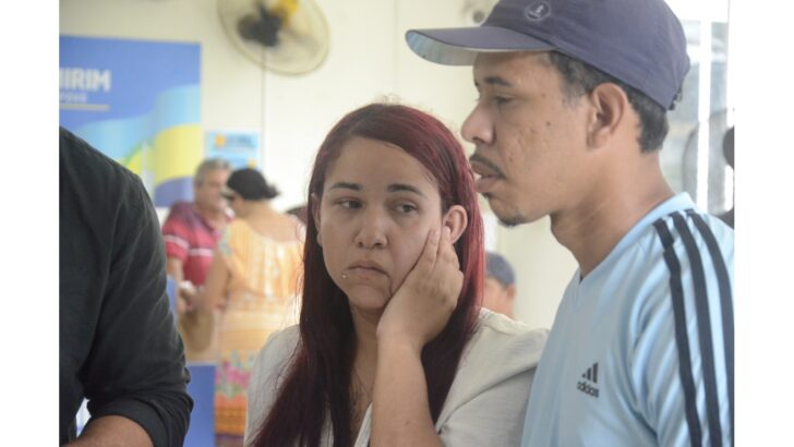 Pais de Arthur Kevin durante protesto em Parnamirim