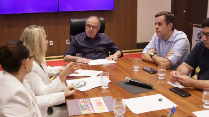 Representantes do MPRN e da Prefeitura de Natal reunidos à mesa para discutir saúde mental