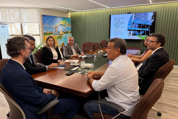 Representantes do TCE-RN, da Receita Federal e da Femurn em reunião sobre cadastros exigidos pela Reforma Tributária