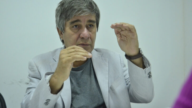 Professor Robério Paulino gesticula durante entrevista