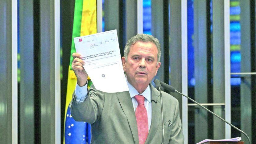 Senador Rogério Marinho exibe documento na tribuna do Senado
