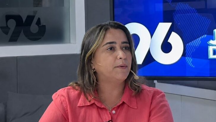 Samanda de Lula durante entrevista em estúdio de rádio