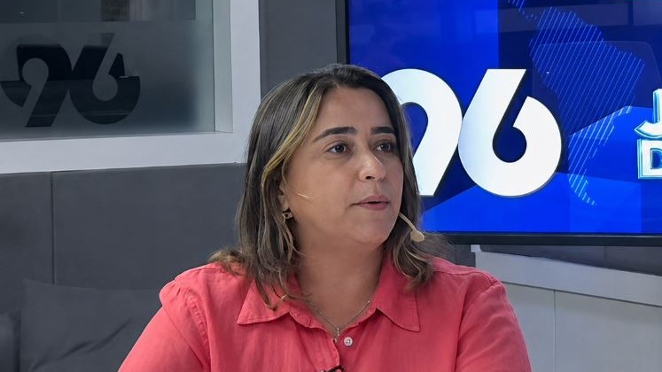 Samanda de Lula durante entrevista em estúdio de rádio