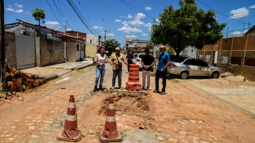 Equipe da AGRM orienta moradores sobre saneamento básico em Mossoró