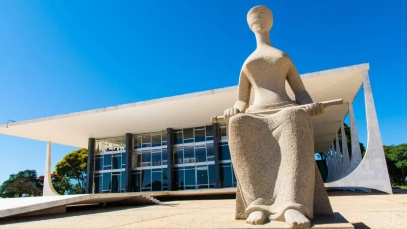 Fachada da sede do Supremo Tribunal Federal, em Brasília, com a escultura “A Justiça” em primeiro plano
