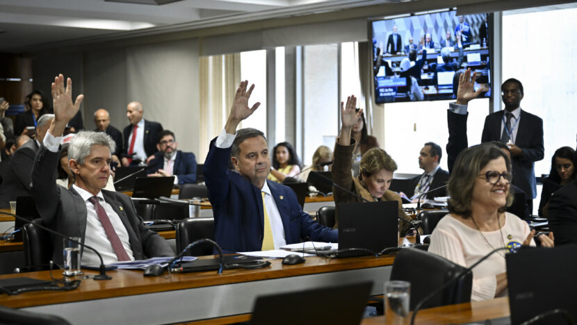 Senadores que votaram contra a PEC do fim da escala 6x1 na CCJ