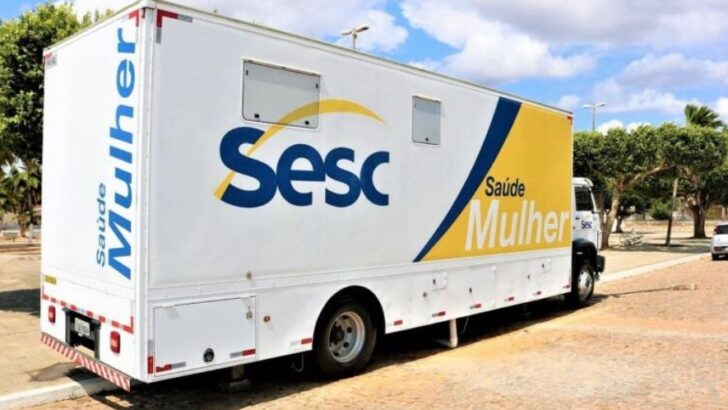 Caminhão da unidade móvel Sesc Saúde Mulher estacionado