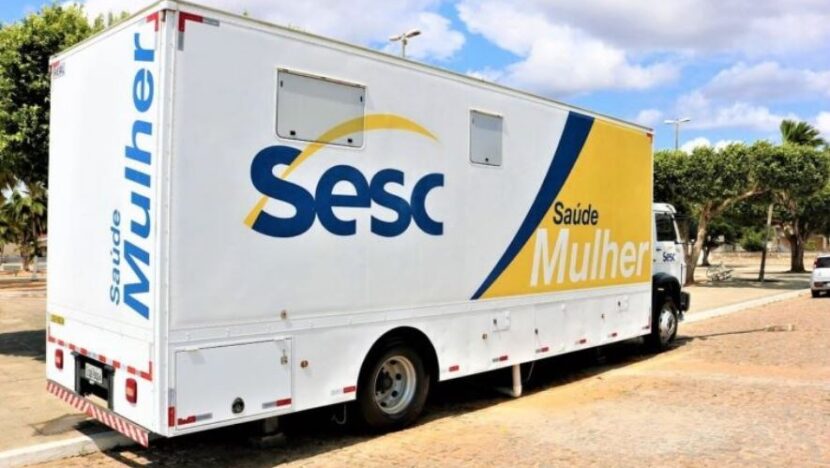 Caminhão da unidade móvel Sesc Saúde Mulher estacionado