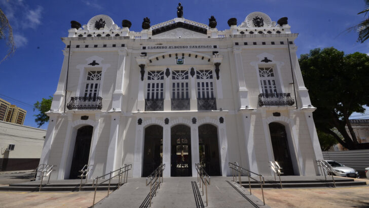 Fachada do Teatro Alberto Maranhão, em Natal, com sua arquitetura branca e o brasão do Rio Grande do Norte