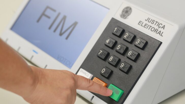 Urna eletrônica preparada para receber votos nas Eleições Gerais de 2026
