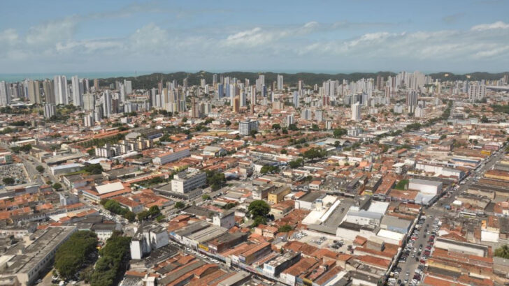 Vista aérea de área urbana com prédios e casas