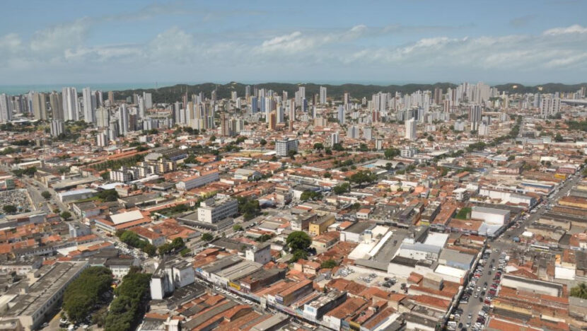 Vista aérea de área urbana com prédios e casas