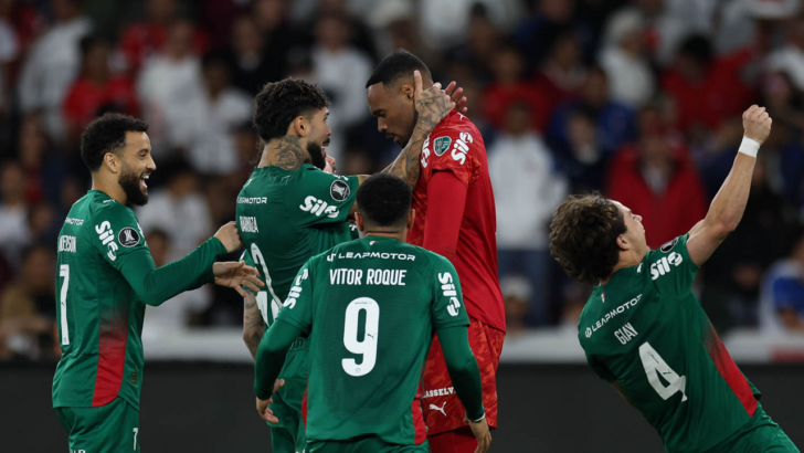 Jogadores do Palmeiras comemoram com o goleiro Carlos Miguel após a classificação na Libertadores