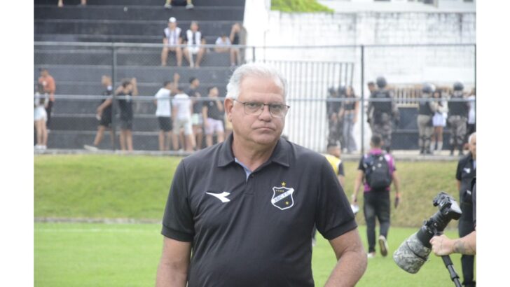 Técnico Waguinho Dias durante partida do ABC