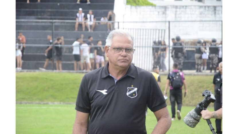 Técnico Waguinho Dias durante partida do ABC