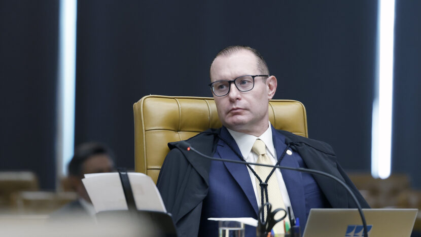 Ministro Cristiano Zanin durante sessão do Supremo Tribunal Federal