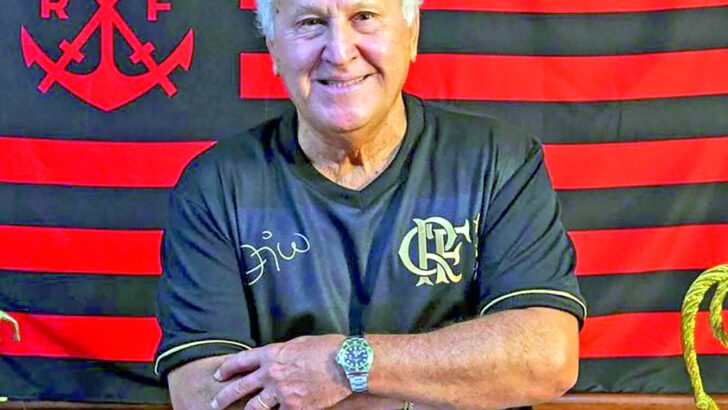 Zico com camisa do Flamengo