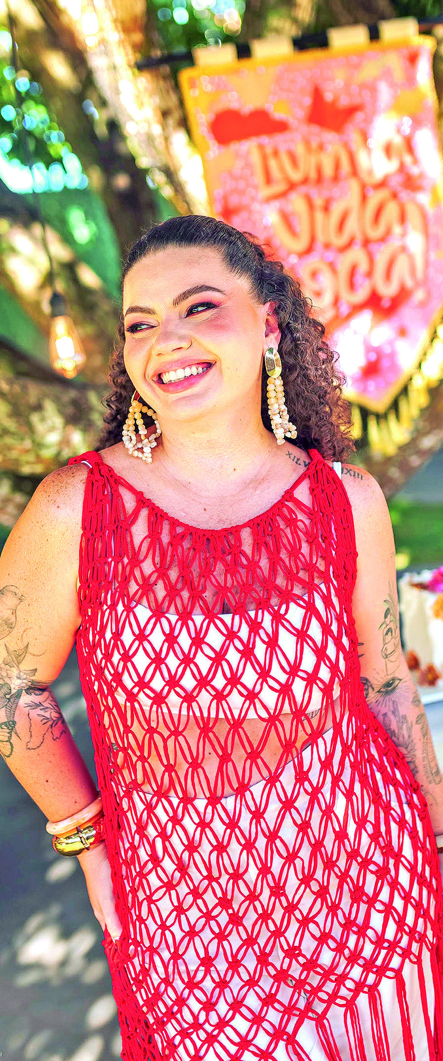 Fernanda Guimarães sorri com vestido vermelho na comemoração de seus 31 anos