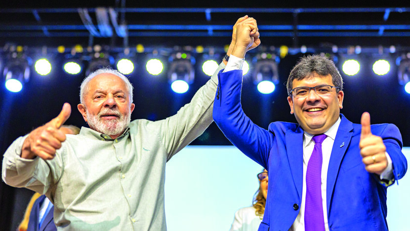 Lula e Rafael Fonteles levantam as mãos juntos durante agenda em Teresina