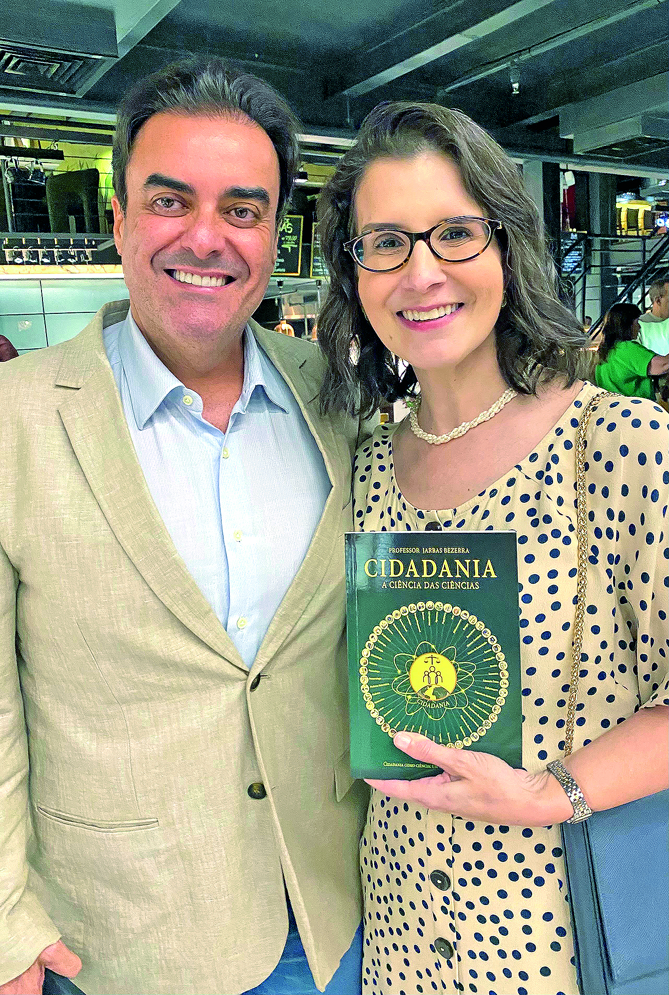 Edson Faustino e Adriana Magalhães mostram livro de Jarbas Bezerra