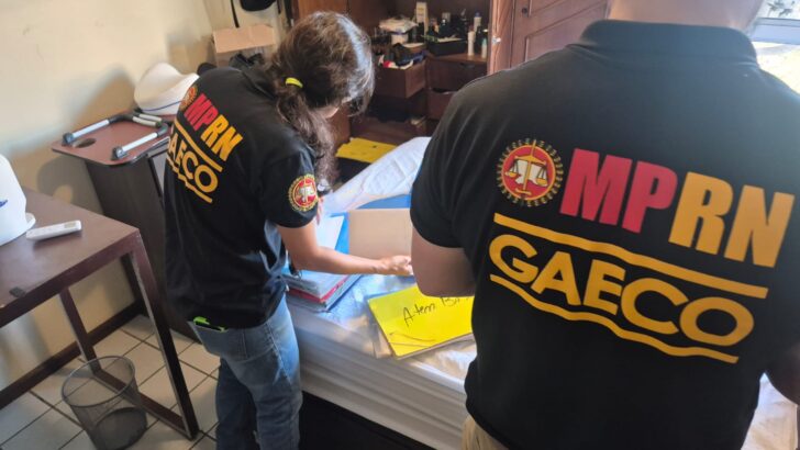 Equipes do MPRN analisam documentos durante a operação Camarote SUS
