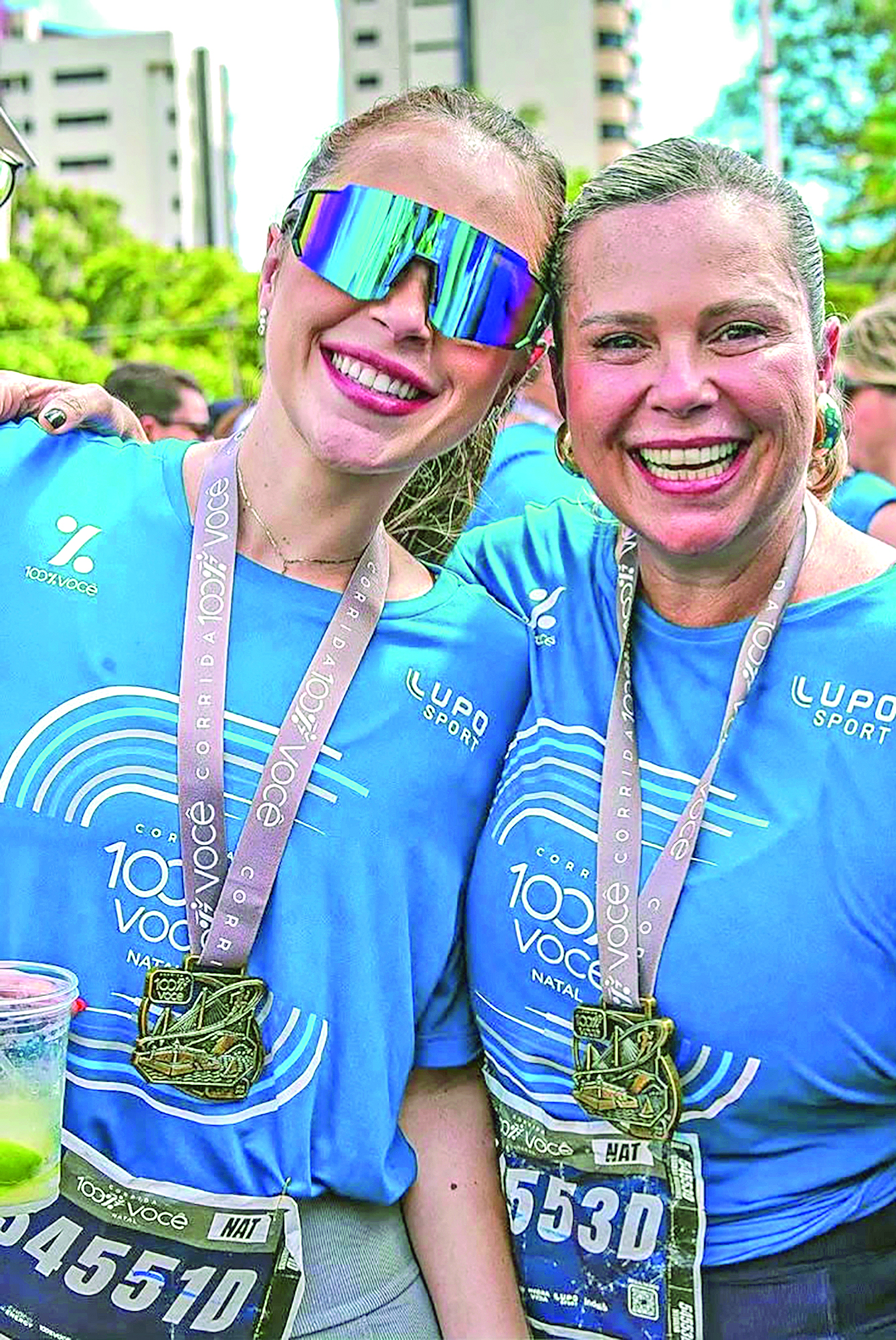 Mariana e Marina Bezerril usam camisetas da corrida e medalhas