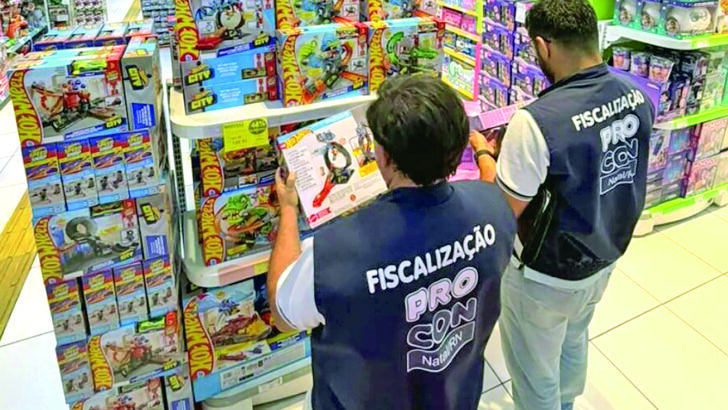 Fiscais do Procon Natal examinam brinquedos nas prateleiras de uma loja