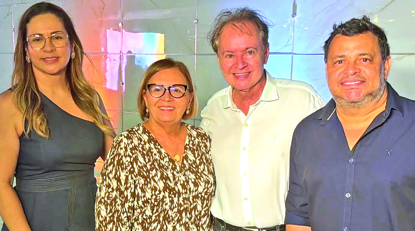 Alessandra Vila, Noilza Paiva, Nilo Vila e Gilsimar Rodrigues posam juntos na inauguração do Grupo Vila