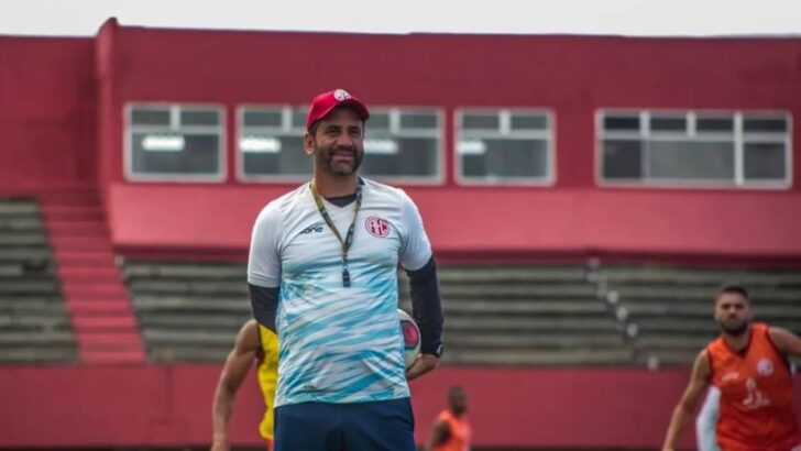 Hermes Júnior, de boné e camisa do Madureira, em campo