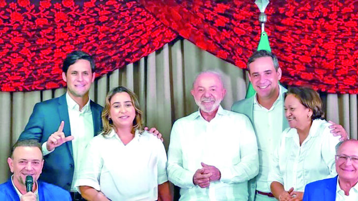 Lula posa com Fátima Bezerra, Samanda, Cadu e Rafael Motta durante reunião em Brasília