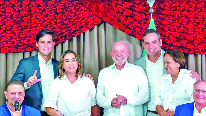 Lula posa com Fátima Bezerra, Samanda, Cadu e Rafael Motta durante reunião em Brasília