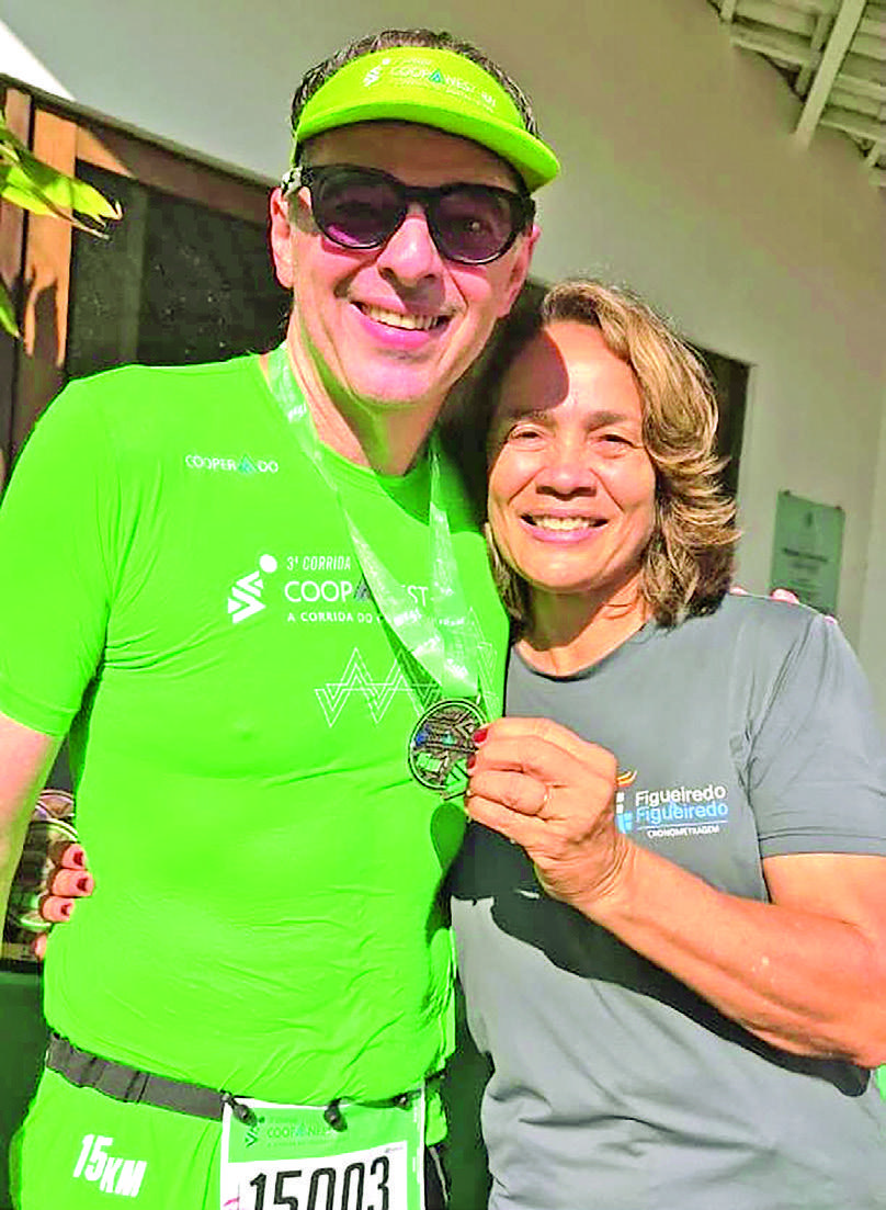 Sérgio Lima e Magnólia Figueiredo posam juntos na corrida da Coopanest