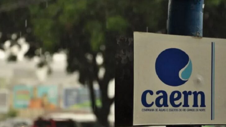 Placa com a marca da Caern, com árvores ao fundo