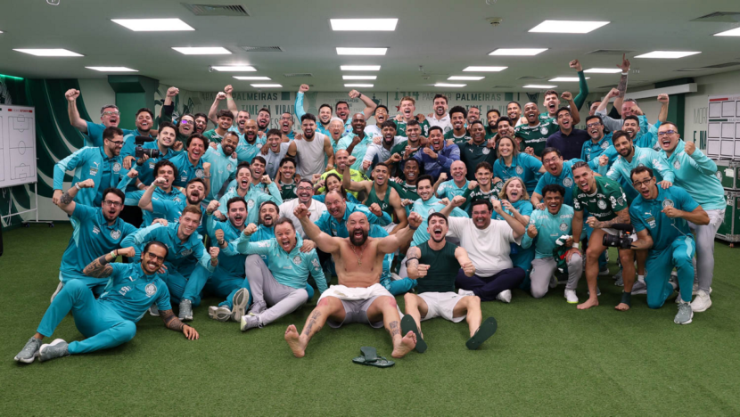 Elenco e comissão do Palmeiras reunidos no vestiário após a classificação contra o Fluminense