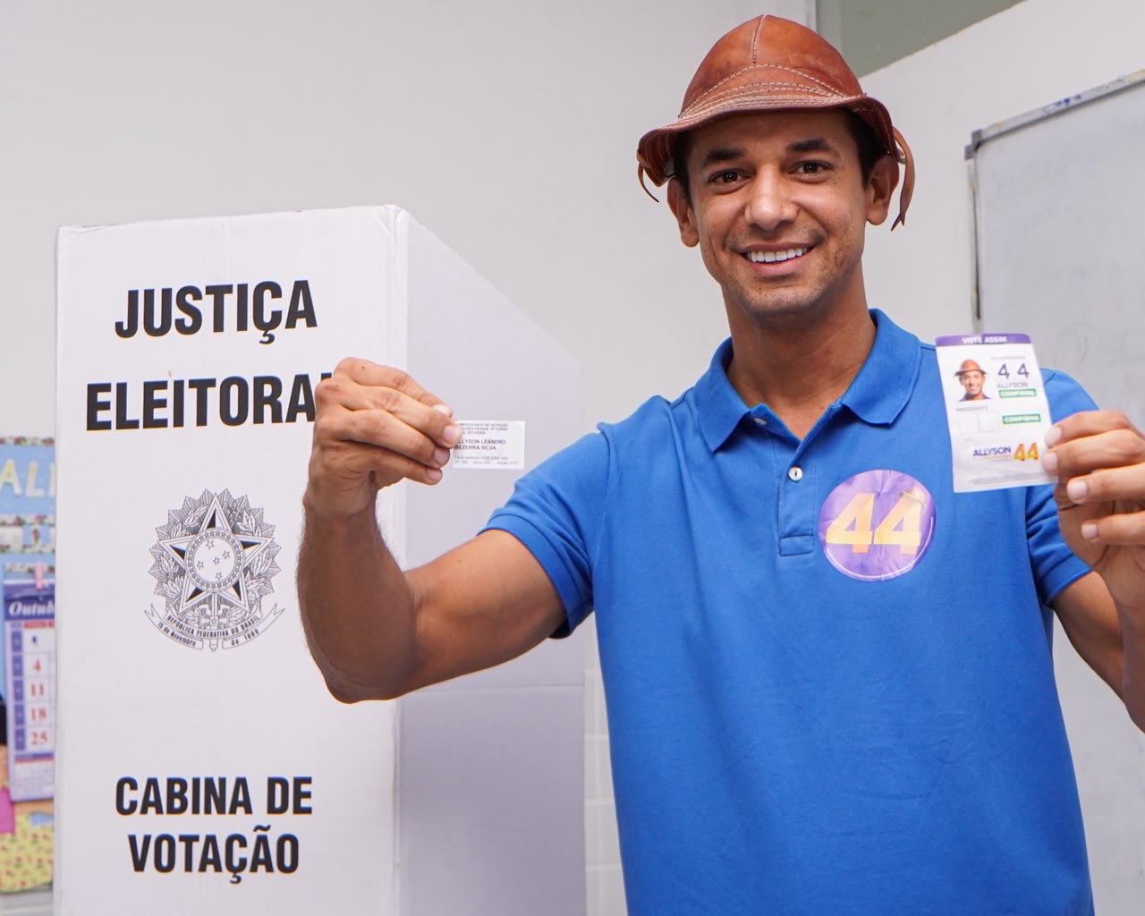Allyson Bezerra posa junto à cabine de votação