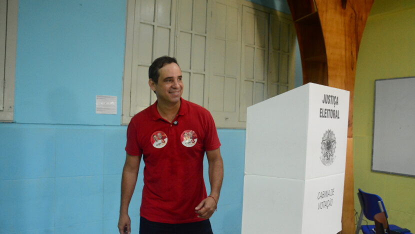 Cadu Xavier ao lado da cabine de votação no Marista
