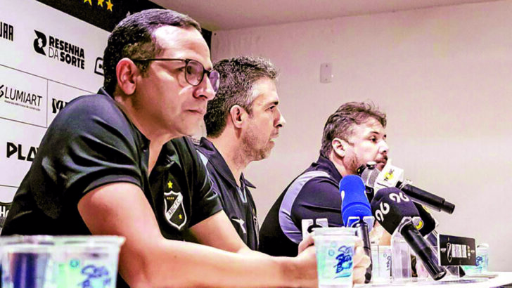 Integrantes da comissão técnica do ABC reunidos à mesa