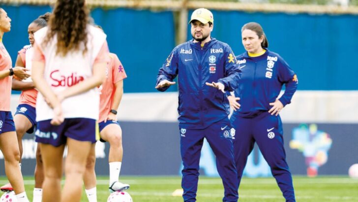 Jogadoras e comissão técnica da seleção brasileira feminina durante treinamento