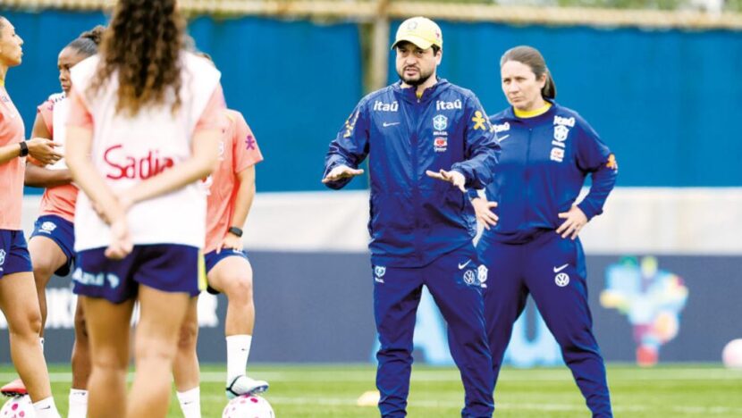 Jogadoras e comissão técnica da seleção brasileira feminina durante treinamento