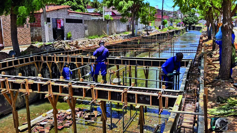 Operários trabalham entre formas e ferragens nas obras do Canal das Lavadeiras, em Natal