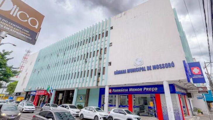Fachada da Câmara Municipal de Mossoró, com carros estacionados na rua