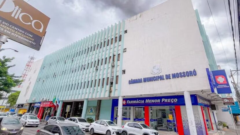 Fachada da Câmara Municipal de Mossoró, com carros estacionados na rua