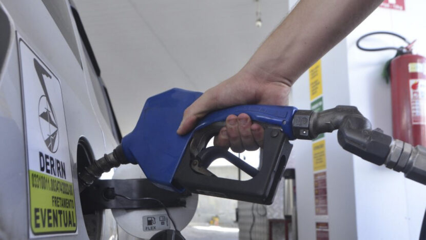 Bomba de abastecimento em posto de combustíveis em Natal