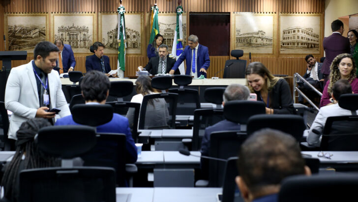 Vereadores e servidores no plenário da Câmara Municipal de Natal durante sessão