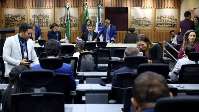 Vereadores e servidores no plenário da Câmara Municipal de Natal durante sessão