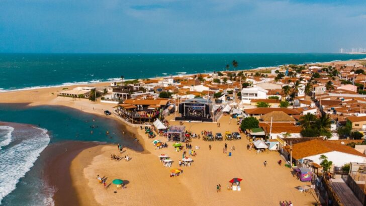 Vista aérea da cidade e da faixa de praia de Galinhos, no litoral do Rio Grande do Norte