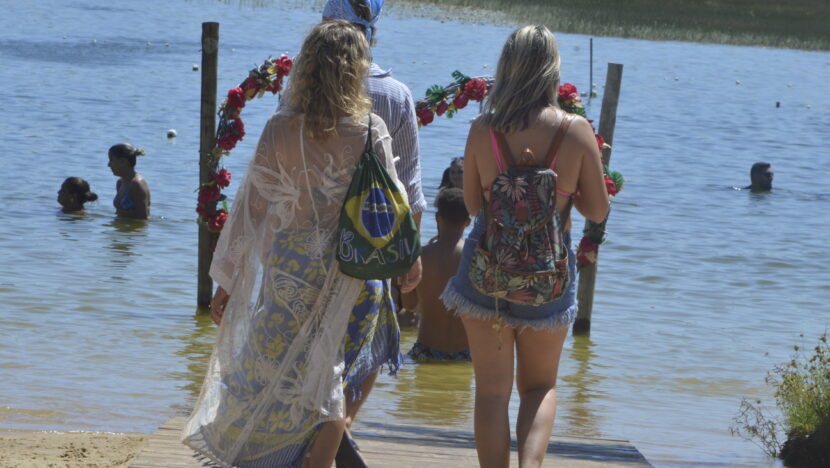 Visitantes aproveitam as águas da Lagoa de Pitangui, em Extremoz, no litoral potiguar
