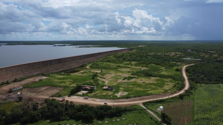 Vista aérea de reservatório do Rio Grande do Norte, com barragem e estrada junto ao espelho de água