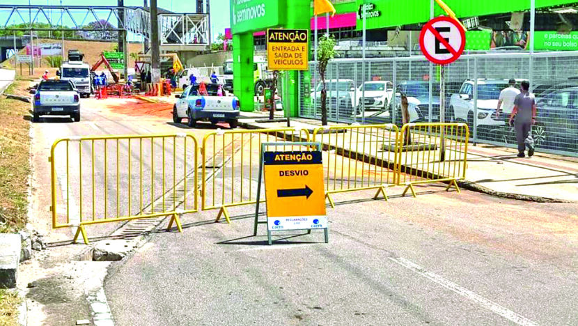Trecho da marginal da BR-101 com barreiras e sinalização de desvio para reparo