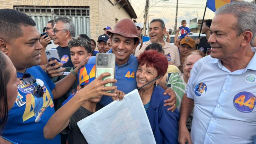 Allyson Bezerra e Hermano Morais participam de caminhada com apoiadores